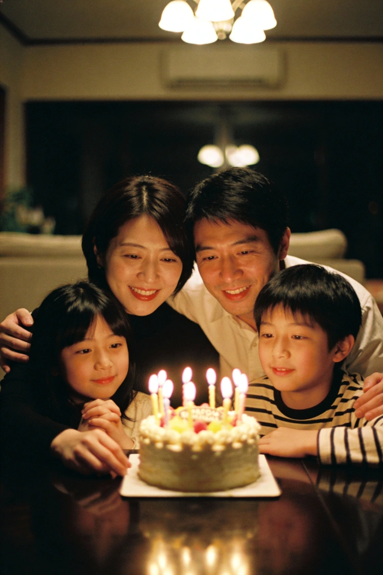 ろうそくの光に包まれて家族