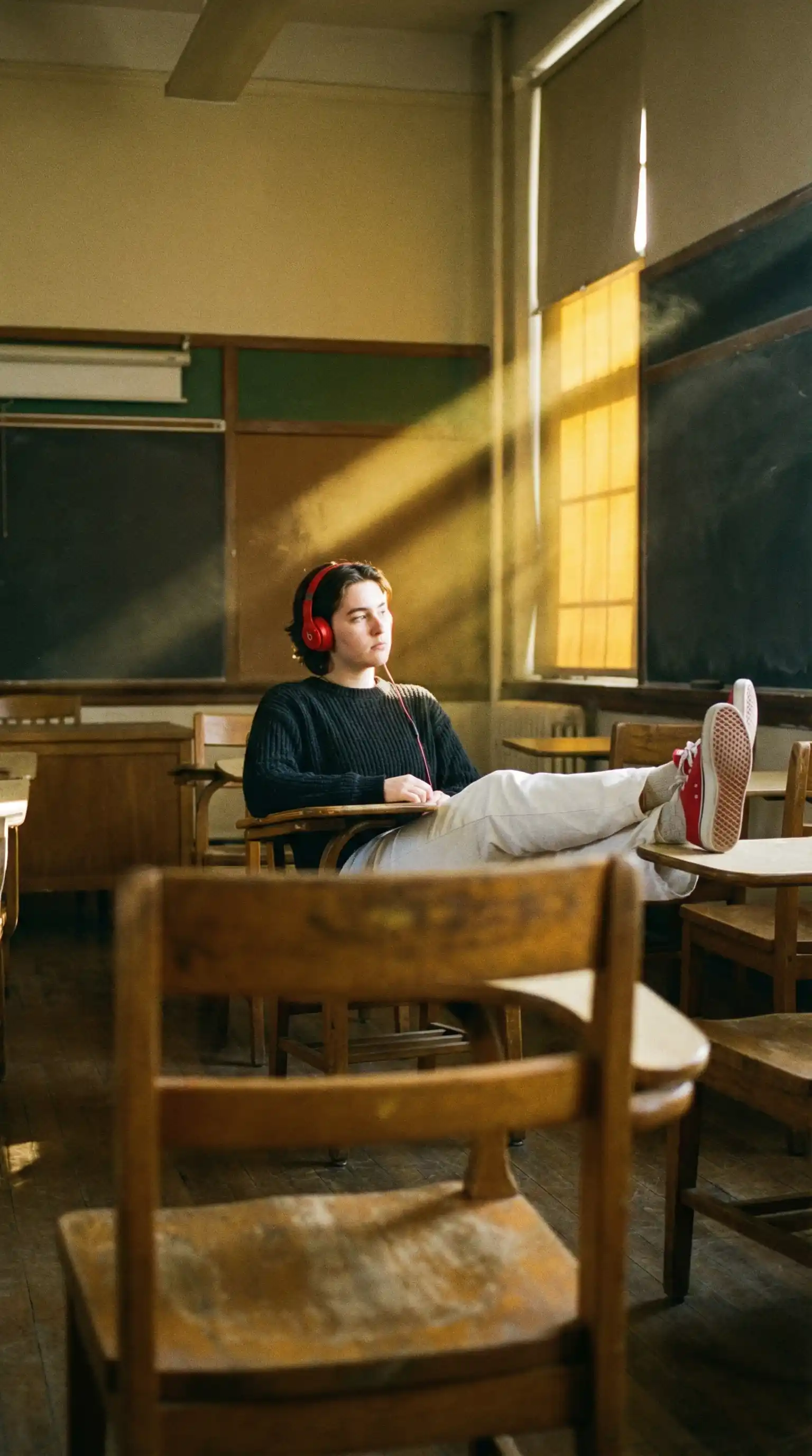 Prompt de foto en ChatGPT para retrato cinematográfico en el aula