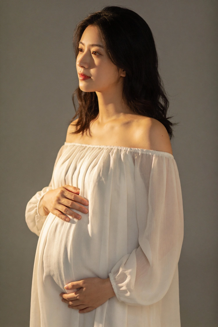 白ドレススタジオ妊娠画像