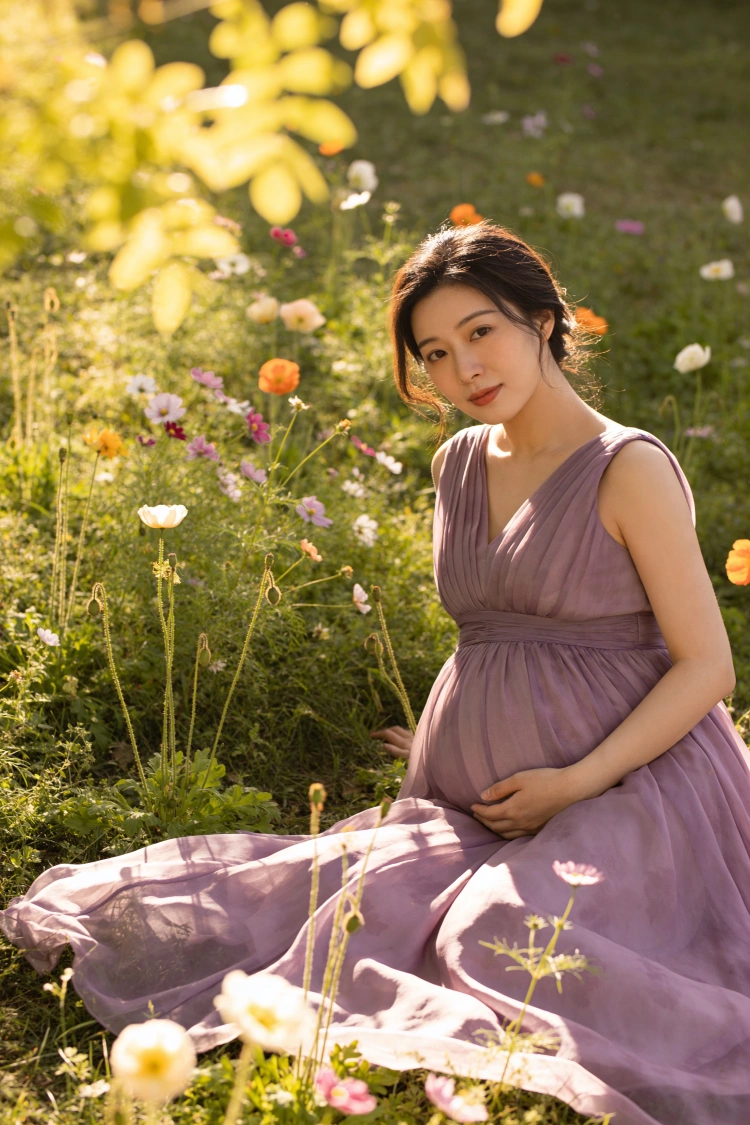 穏やかで自然な屋外マタニティポートレート
