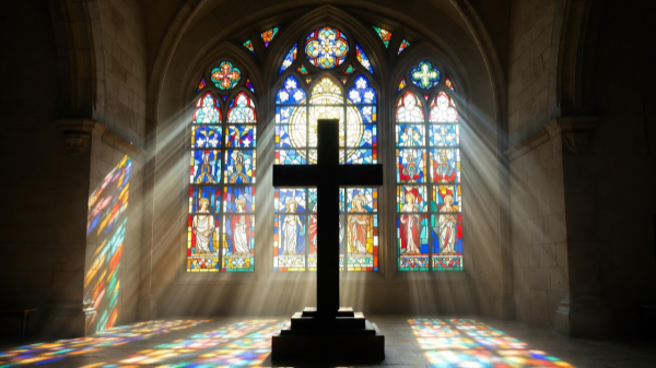 Foto de silueta de cruz frente a vitral