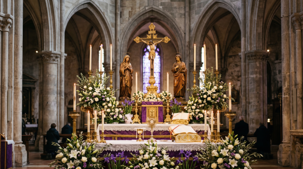 Foto de altar de iglesia decorado para Semana Santa