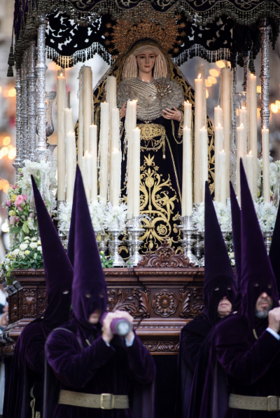 Foto de primer plano de Nazarenos y la Virgen