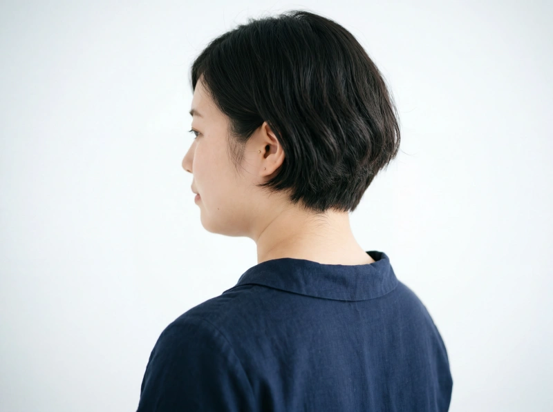 首元を出して縦ラインを強調