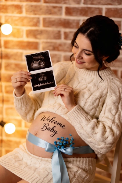 Foto de embarazo con mensaje de bienvenida