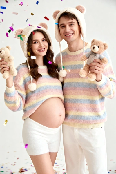Foto festiva de embarazo en pareja