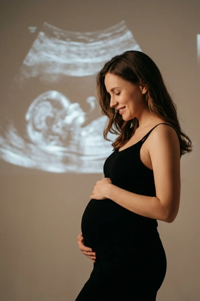 Foto creativa de embarazo con proyección