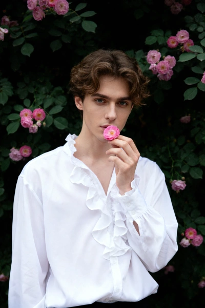 Retrato de hombre con flor en los labios