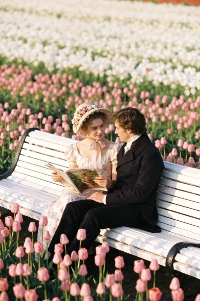 Foto de pareja en banco entre tulipanes