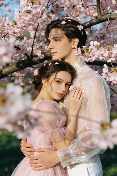 Foto de pareja bajo cerezos