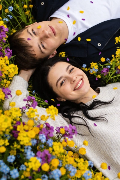 Foto de pareja entre flores
