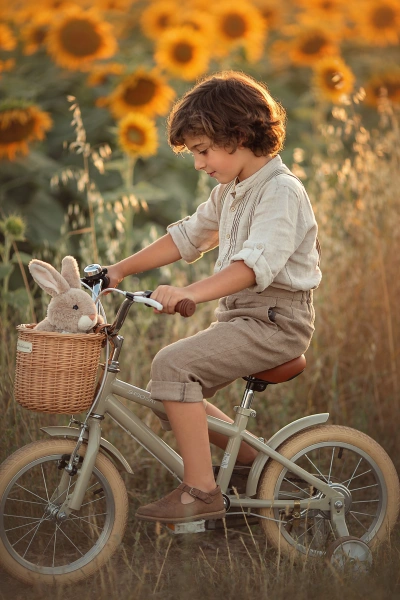 Foto de niño en bicicleta con girasoles