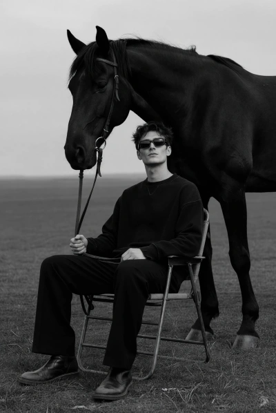 Editorial en blanco y negro con caballo