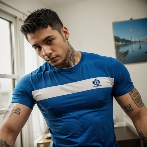 Homem gay tatuado usando camisa azul