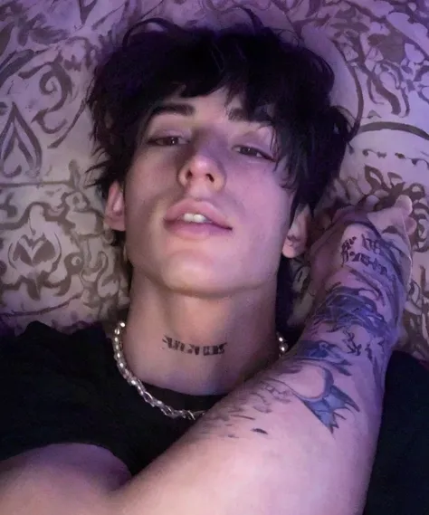 Jungkook with a tattoo on his arm and a tattoo on his arm, com tatuagens, neck tattoos, Lil Peep, Estilo de Seb McKinnon, Declan McKenna, inspirado em Jean Malouel, Coberto, Jean Deville, taken in the early 2020s, Finn Wolfhard, inspirado por Seb McKinnon,...