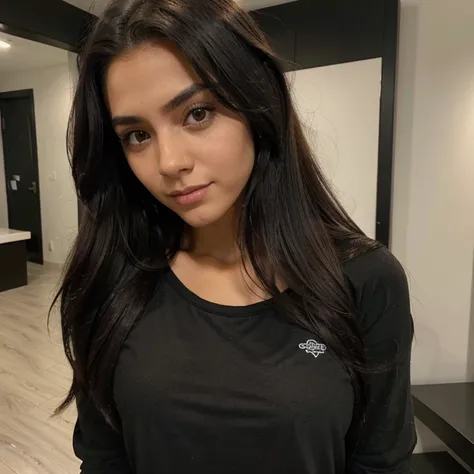 Hermosa chica de pelo largo color negro atractiva en ropa ajustada con mirada cazadora