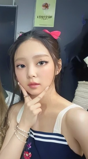 duas jovens posando para uma foto em uma sala, Jennie Kim, adorable and pale korean face, jaeyeon nam, Sun Yunjoo, Ulzzang, jennie do blackpink, has sorte, ela tem um rosto fofo, korean idol, maquiagem sul-coreana popular, estacionar a partir de-min, Kim j...