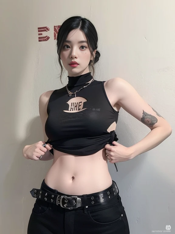 mulher com uma tatuagem no peito e um top preto, usando uma regata preta cropped, com corte rasgado t - camisa, usando uma regat...