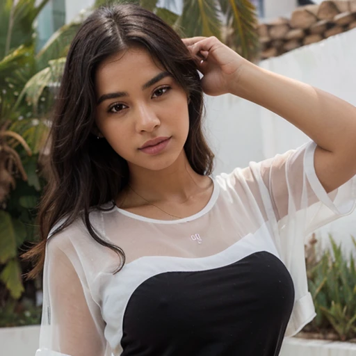 Mujer latina modelo de instagram, con blusa transparente negra, primer plano