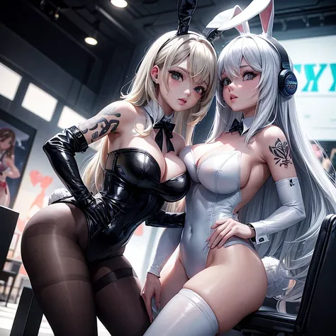 2 chicas de pelo blanco y negro con un bunny suit de playboy,Medias de rejilla y tatuajes en una sala gamer con LED