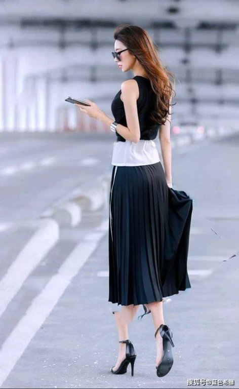 pleated skirt