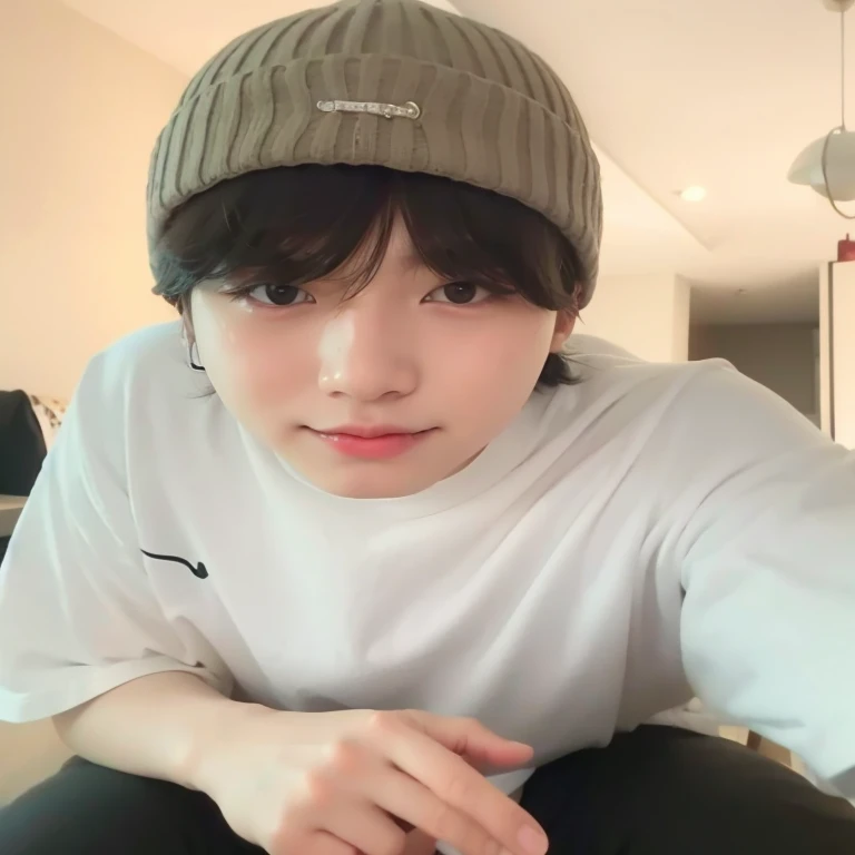 hay un joven con sombrero y camisa blanca, pale korean adorable face, jungkook, Jinyoung Shin, [ foto realista ]!!, inspirado en Kun Can, 8k!!, pintar ulzzang, 8k!, [ fotorrealismo 4k ]!!, mirada inocente, young pale angel, cai xukun, [ fotorrealismo 4k ]!...