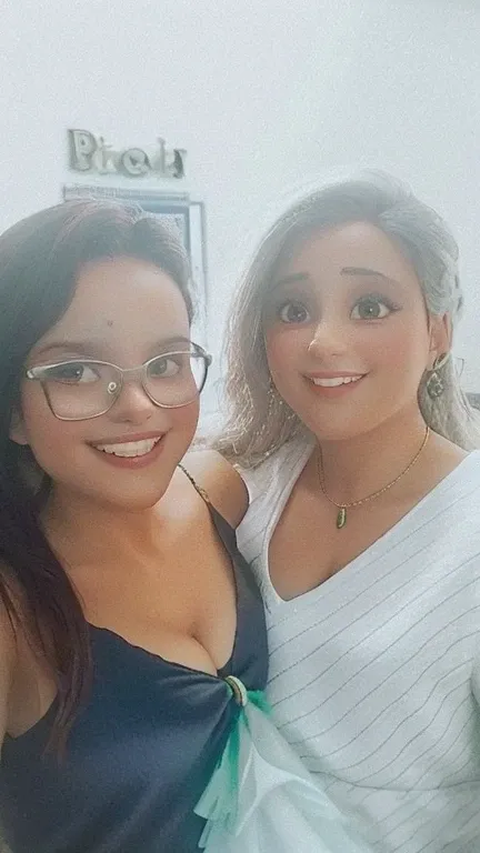 Duas mulheres apaixonadas com olhar encantador