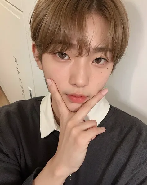 Minseo Asian man with light hair,looking at the camera and doing the number two with your fingers resting your chin on your fingers, rosto minseo Idol de kpop do grupo drippin,beautiful pale and delicate Korean face