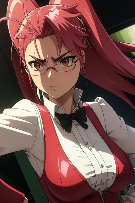 Chica anime, pelo suelto, rojo intenso, gafas, Saya de High School of the dead, todo el cuerpo, con pechos grandes, trasero grande, y un traje negro, gabardina, coqueta, mostrando una teta