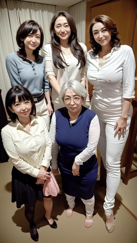 (((Japan&#39;The three most beautiful mothers take a group photo)))、Cada uno tiene diferentes tipos y estilos de cabello., pero son hermosos.、((Todo el mundo es obsceno，Los pechos son demasiado grandes..))、Diferentes posturas、All wearing white camisas、cami...