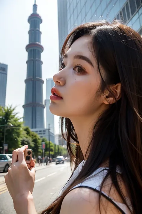 At the foot of the Guangzhou Tower，A girl looks up at the top of Guangzhou Tower，The eyes are affectionate，Girls on the left，We can see the right side of her face.，Canton Tower is on the right，Then behind is the Pearl River，Girl with long red hair，Royal si...