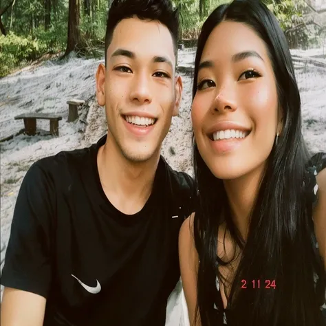 casal sorridente sitting on a bench in the woods with trees in the background, 😭 🤮 💕 🎀, Tyler Edlin e Natasha Tan, Jordan Grimmer e Natasha Tan, Pablo Carpio e Jordan Grimmer, both smiling at the camera, casal feliz, instagram story, they are brothers, cas...