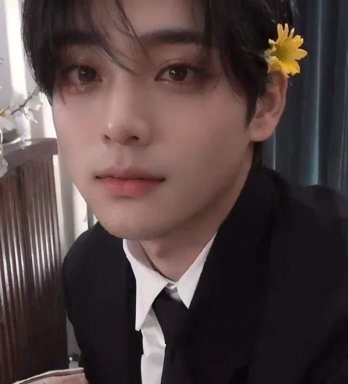 hay un hombre con traje y corbata con una flor en el pelo, taehyung, pale korean adorable face, inspirado en Bian Shoumin, kim Taehyung, foto de perfil en la cabeza, inspirado en Kun Can, con flores, pintar ulzzang, v de BTS