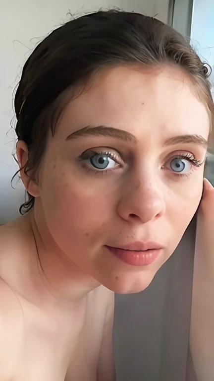 ((s0ph)), Sophia Lillis desnuda mirando un pene en primer plano ,vista del espectador de espaldas,arrodillada en el suelo, tumbada de espaldas, culo en primer plano, autofoto, mojada, gotas de agua en la cara,pelo corto, pelo mojado, pecas , tetas pecosas,...