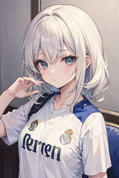 Chica de pelo blanco y corto con camiseta de real Madrid 