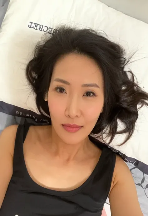 Arav woman lying on bed，Bring pillows and pillowcases, 38 years old, 3 6 years old, 32 years old, (38 years old), 30-year-old female, 3 0-year-old female, Asian Face, 35 years old, 35 years old, 29 years old, 28 years old, Chen Meiying