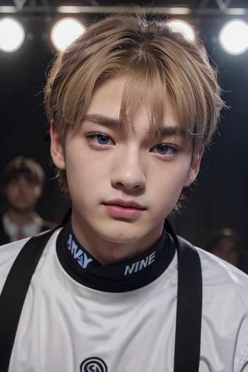 Hwang Hyunjin idol of Straykids Group with short blonde hair and gray-blue eyes, naturally purple lips and pale skin,es hombre. 