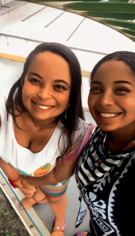 there are two women who are smiling at the camera, 3 Brazilian mother of 5 years, imagem de perfil, imagem de perfilture, Mulher de 30 anos de Cuba, imagem de perfil, beautiful scenery, both smiling at the camera, me divertindo muito, malika favre, imagem ...