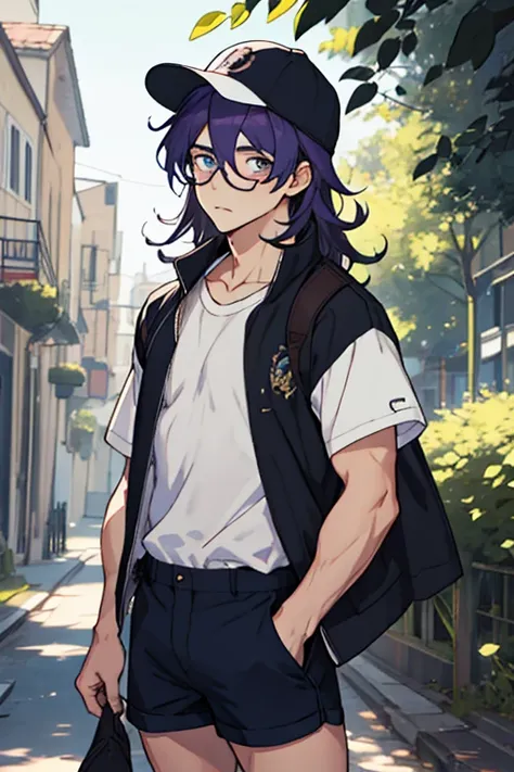 Hombre joven, cabello morado, ojos azules, gorra negra, camisa sin mangas, shorts, lentes de sol en la cabeza, Kawaii