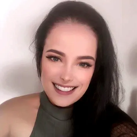 mulher sorridente com longos cabelos pretos, wearing a green blouse and black pants, imagem de perfil, headshot imagem de perfilture, Jodie Bateman, Mulher de 3 0 anos, mulher de 30 anos, imagem de perfil, linda e sorridente, Amanda Clarke, Kaitlyn Michell...