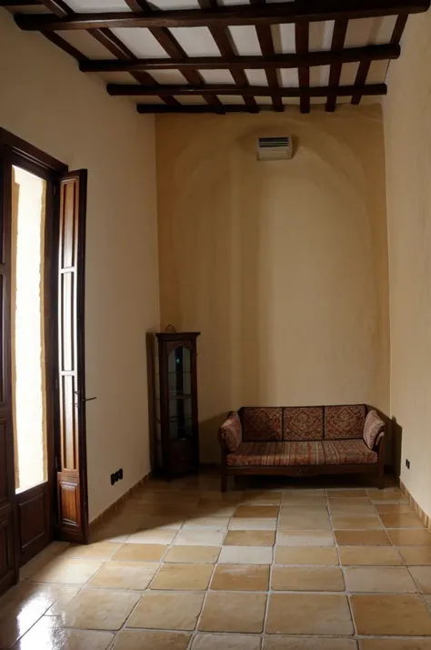 Sala de casa antigua con acercamiento a la pared alado del sillon 