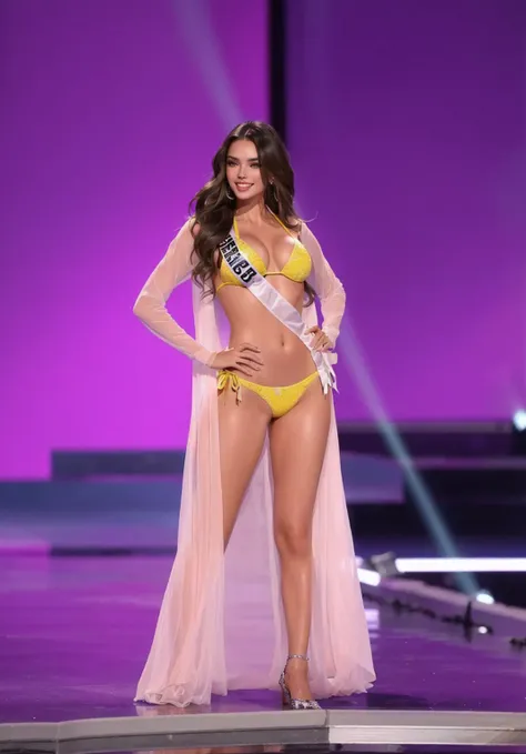 Concursante de Miss Estados Unidos en bikini y capa en el escenario, Miss Universo, bikini model, victorias secret model, brazilian supermodel, julia gorokhova, blanca alvarez, hermosa figura, longitud total del cuerpo, swimsuit model, Victoria Gavrilenko,...