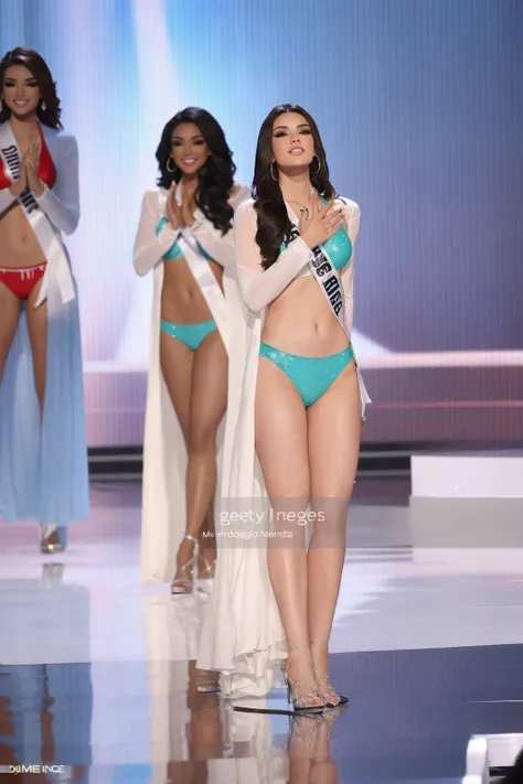 miss usa contestants walk the runway during the Miss Universo pageant at the mgm casino on november 26, 2013 en, Miss Universo, rendering of beauty pageant, prenda blanca y verde azulado, 2 4 year old female model, bikini model, diosa alta, delgada y hermo...