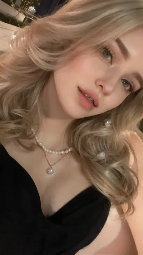 Mulher loira com um vestido preto e um colar posando para uma foto, imagem de perfil, retrato de Kim Petras, ava max, pearls, amoranto, Yelena Belova, imagem de perfilture, colar de pearls, Adorable woman, thick lips, angelawhite, imagem de perfil,  de 19 ...