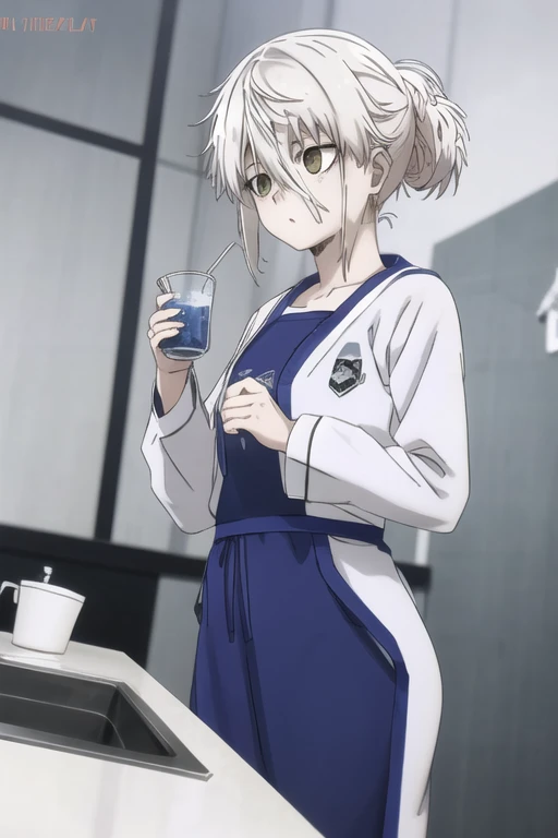 Captura de pantalla del anime Blue Lock. Pale-skinned woman with long platinum blonde hair tied up in a messy manner. Amber eyes and a small mole under the left eye. Viste una CAMISA VERDE AGUA PASTEL con delantal blanco de cocina. Adolescente. There is an...