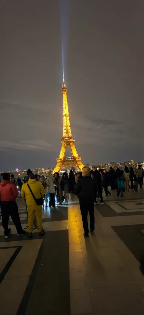 Masterpiece, Best Quality, High Resolution, 1girl, Super High Resolution, wallpaper of a sunset on beach with eiffel tower