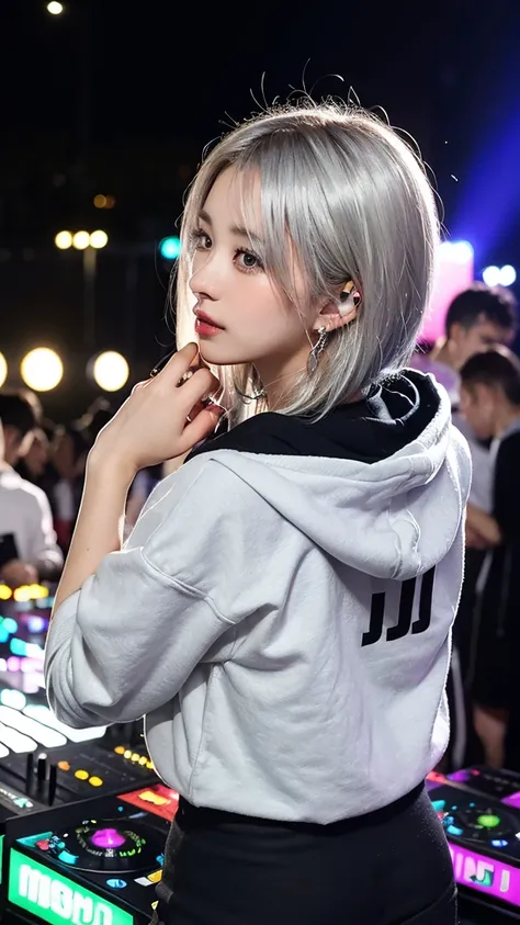 highest quality, Tabletop, 超A high resolution, (Realistic:1.4), (Japanese Idols),RAW Photos, One Girl, night,Detailed skin,nightclub,disco,(bionde:1.2), (silver inner hair:1.3),Glossy lips,28 years old,Beautiful and beautiful eyes,eye shadow,Diamond jewell...