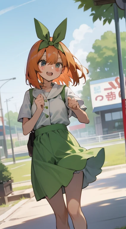 Yotsuba Nakano, fringe, cheveux courts, blue eye, Hair between the eyes, hair ribbon, headband for hair, russet hair, Green ribbon, En plein air, excited, laugh, regarder le spectateur, ((culotte)), Majorette