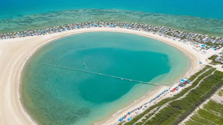 Top view。Fishermen use fishing nets to catch pearls on a shallow beach，The water is clear and blue，sunny
