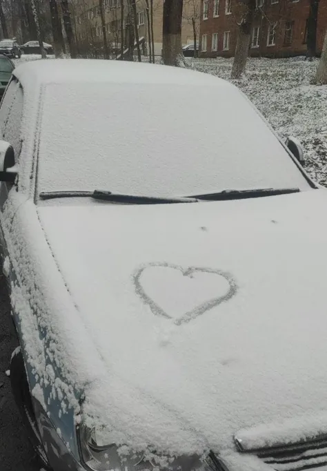 Replace the heart drawn with snow on the hood of the car with the word fabi